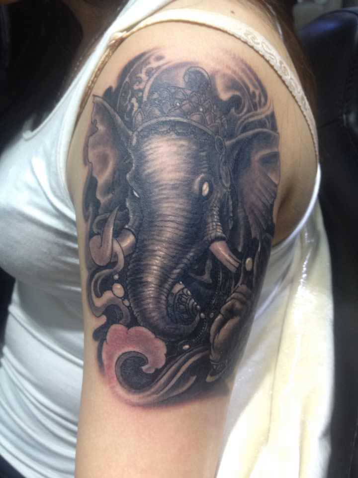 女性手臂大气的象神纹身图案