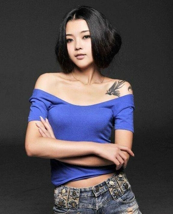 美女肩膀上漂亮的凤凰纹身