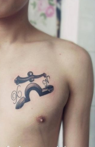 胸部天秤座字母纹身图案