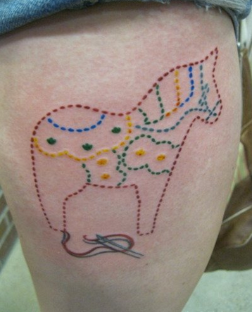 女孩子腿部线条马纹身图案