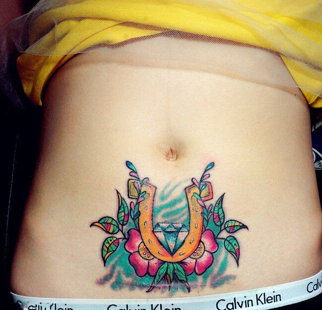 美女小腹间创意钻石和花纹身