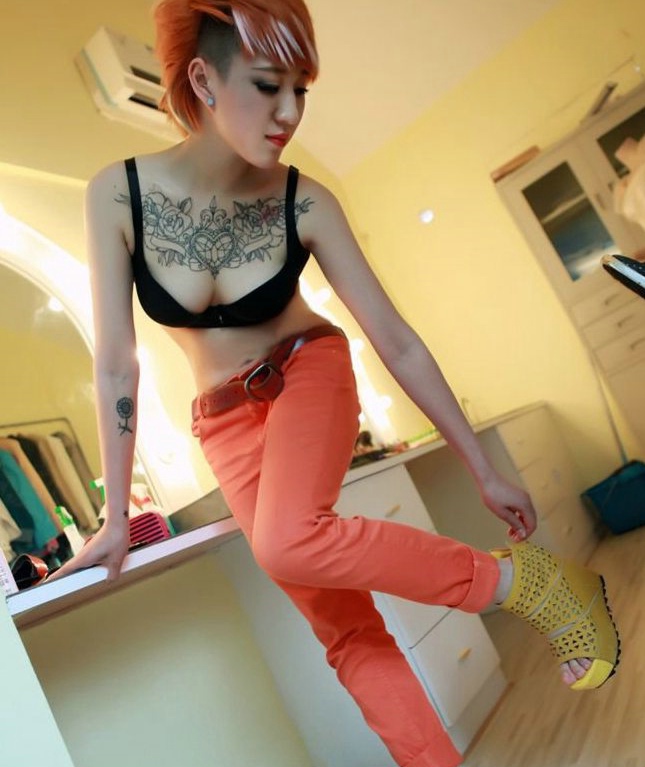 时尚性感美女胸前玫瑰心纹身霸气