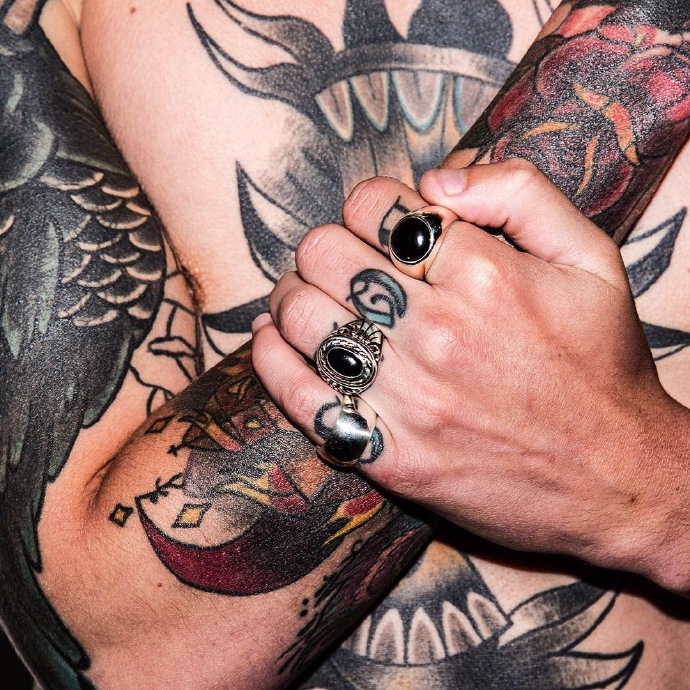 时尚欧美情侣满身图腾纹身尽显恩爱