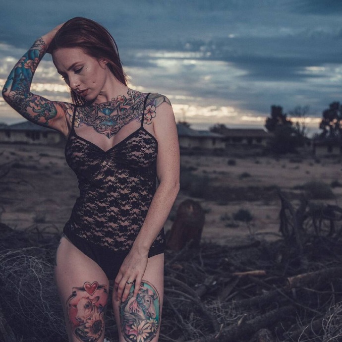性感黑色连体衣欧美女性满身花朵纹身
