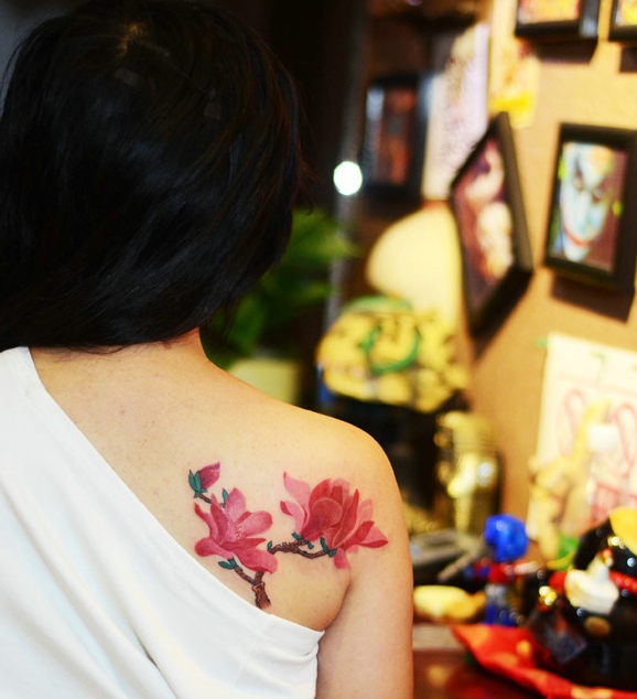 背部精美玉兰花纹身相当唯美缩略频道推荐图