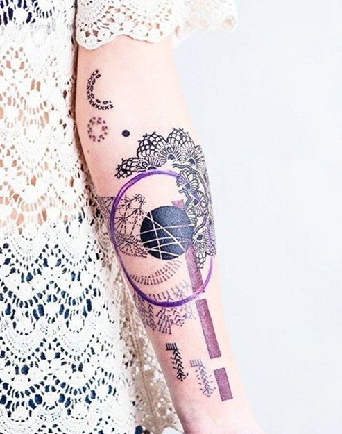 90后小女生手臂个性图腾纹身