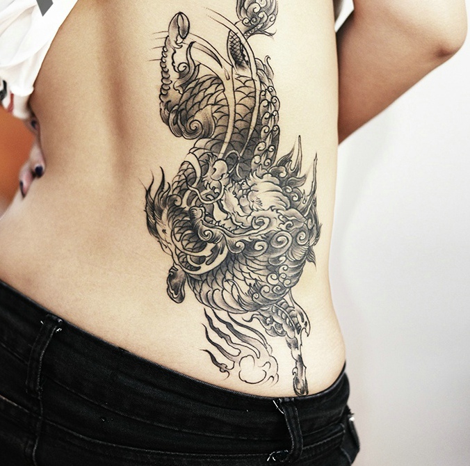 小蛮腰美眉腰部个性麒麟纹身