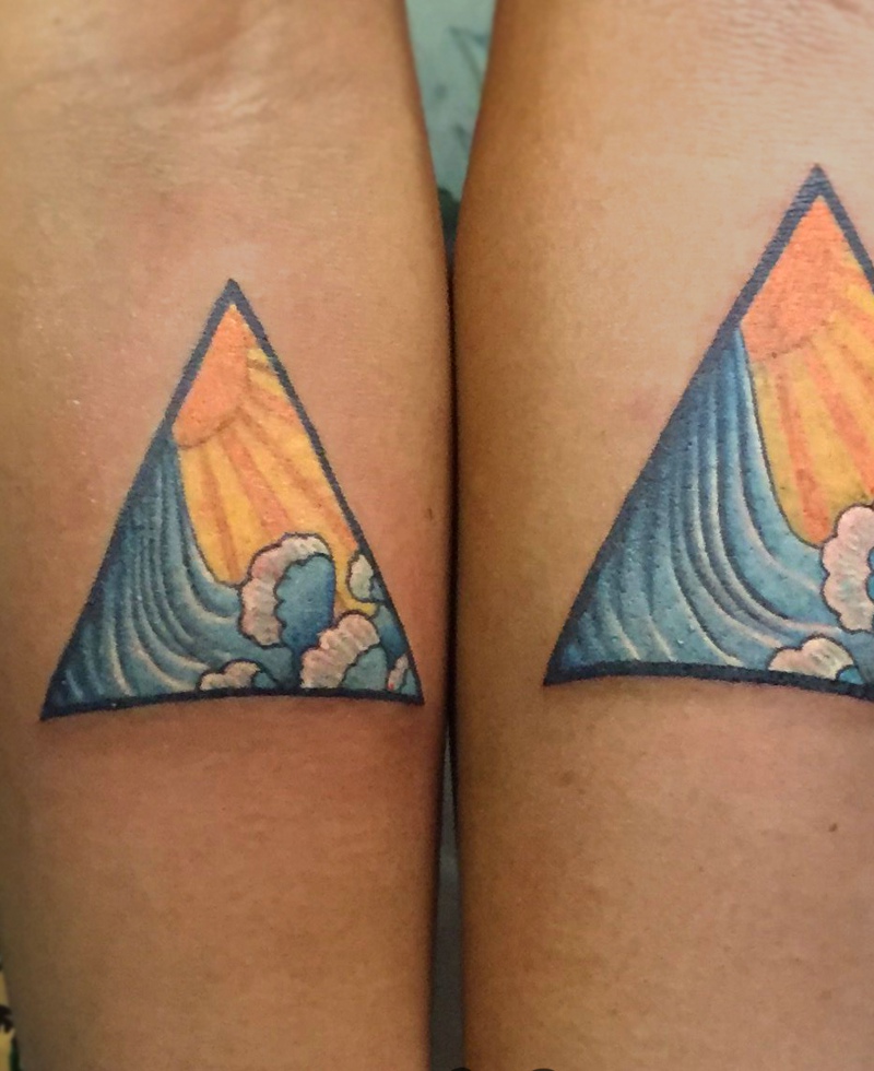 时尚情侣手臂彩色三角形个性纹身
