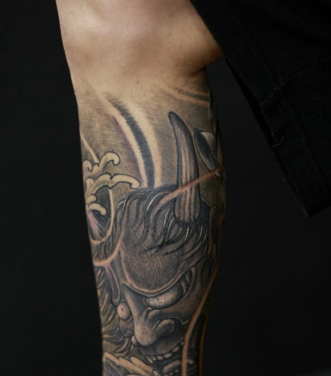 男士小腿部落的黑白大鲤鱼纹身