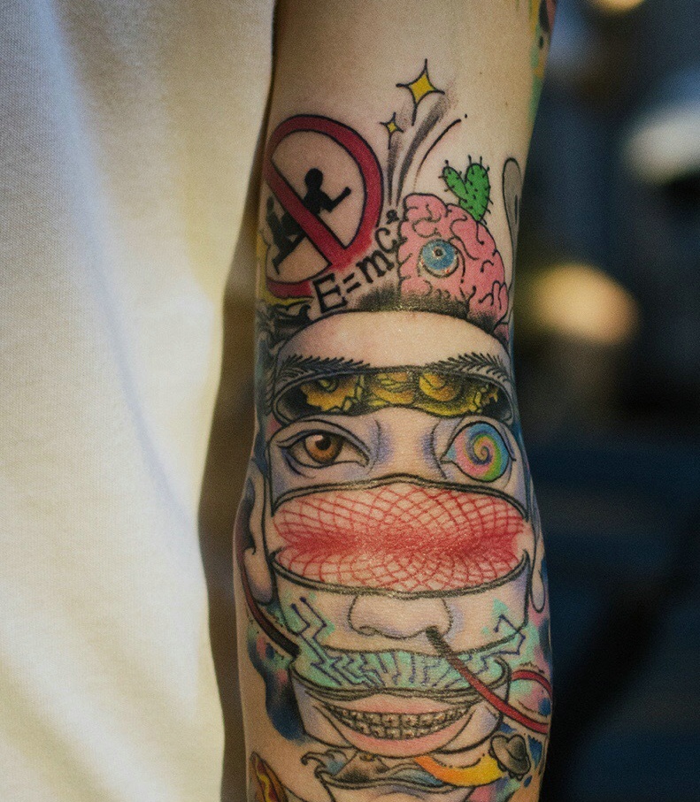 非常另类的彩色手臂图腾纹身