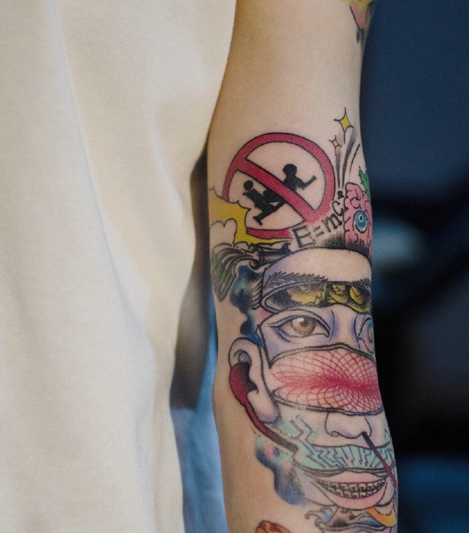 非常另类的彩色手臂图腾纹身