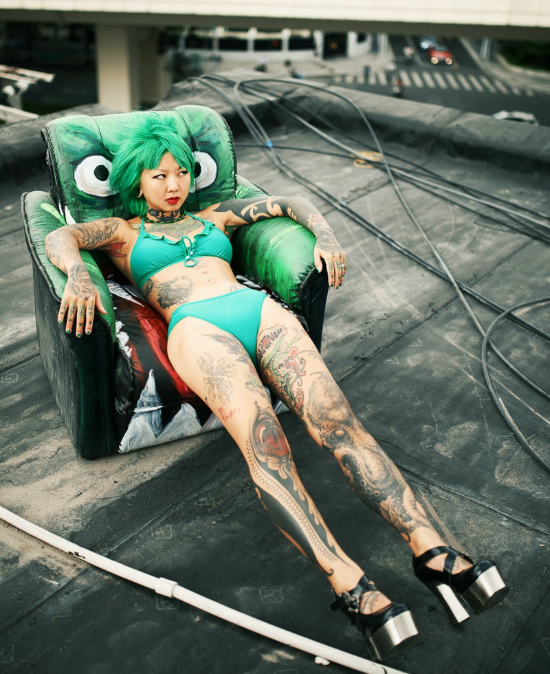 性感绿发比基尼美眉满身图腾纹身