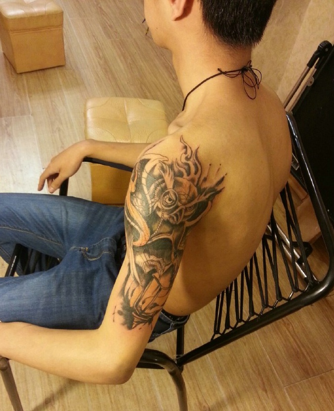 弱小的身体也阻止不了爱纹身的他手臂纹身