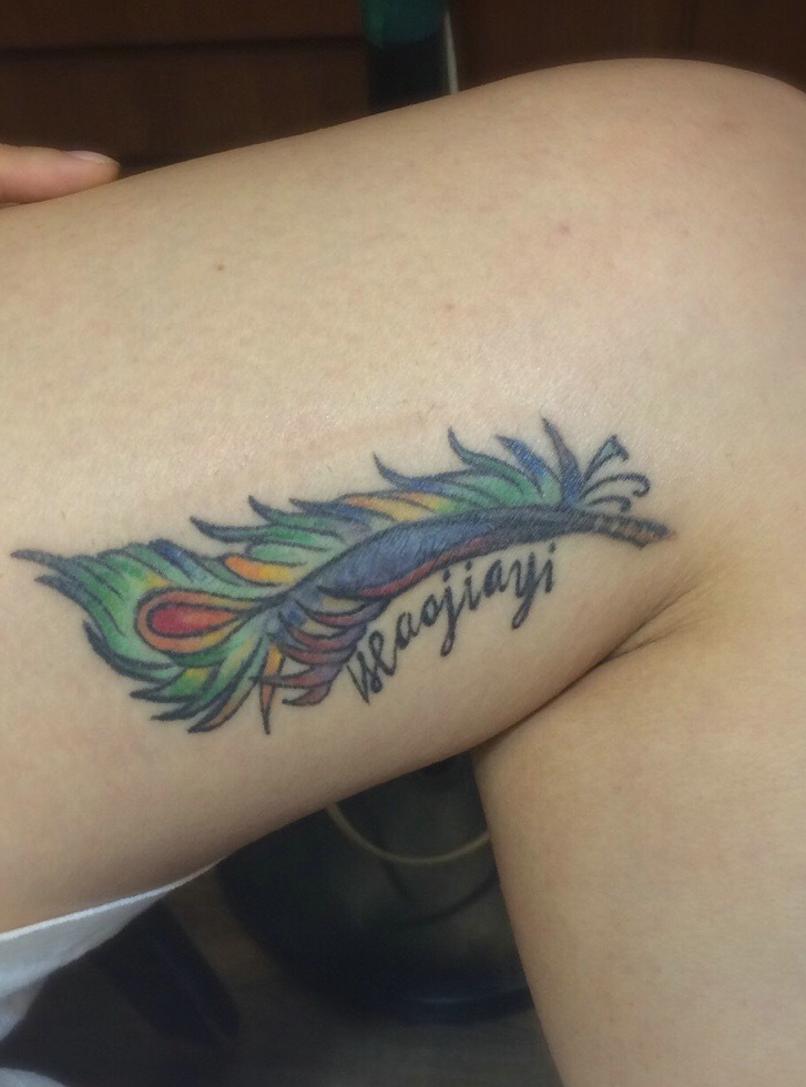 处在腿部的两款不一样风格的图腾纹身