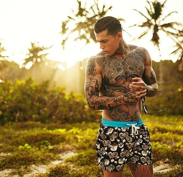 外国帅气男星满身图腾纹身魅力加分