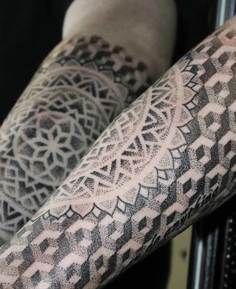 手臂上非常狂野的个性图腾纹身