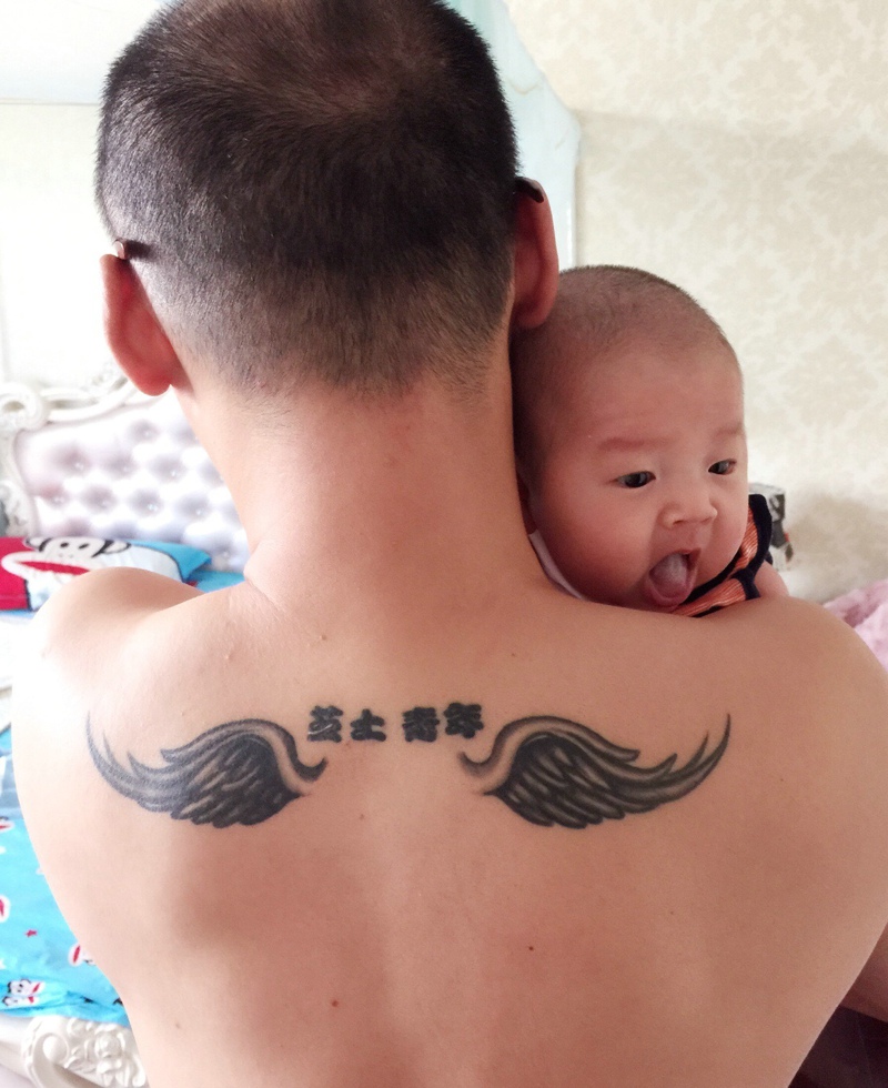 80后男士后背个性图腾纹身展示父爱