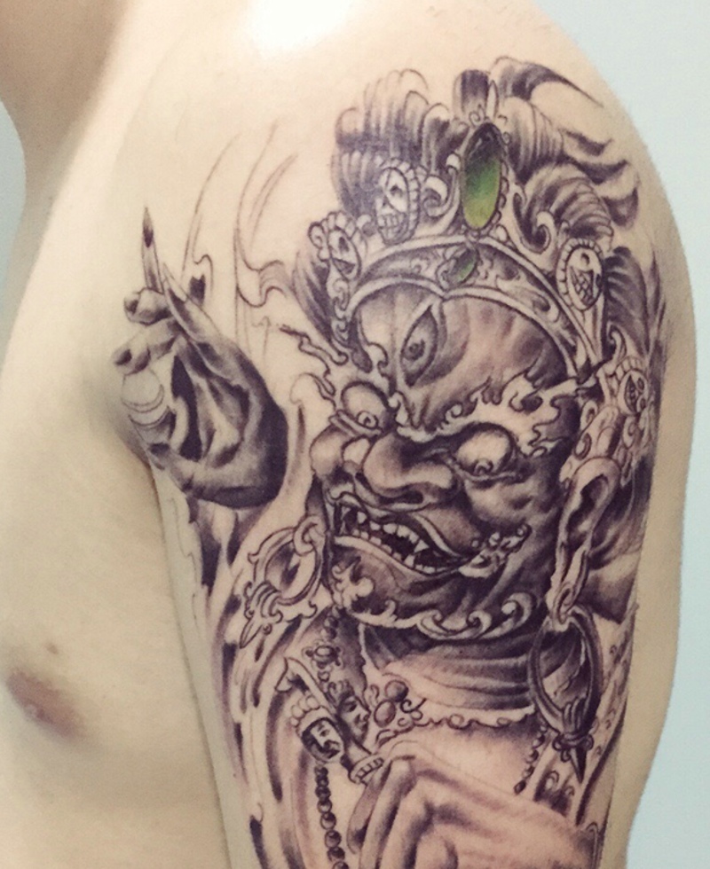 成熟男士大臂上的唐狮纹身很霸气