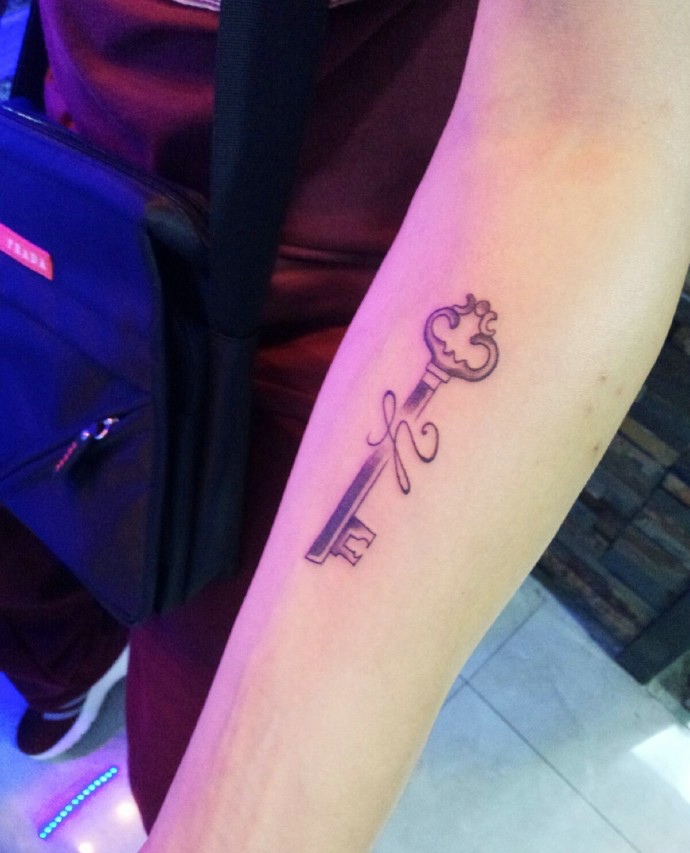 个性又时尚的手臂图腾纹身