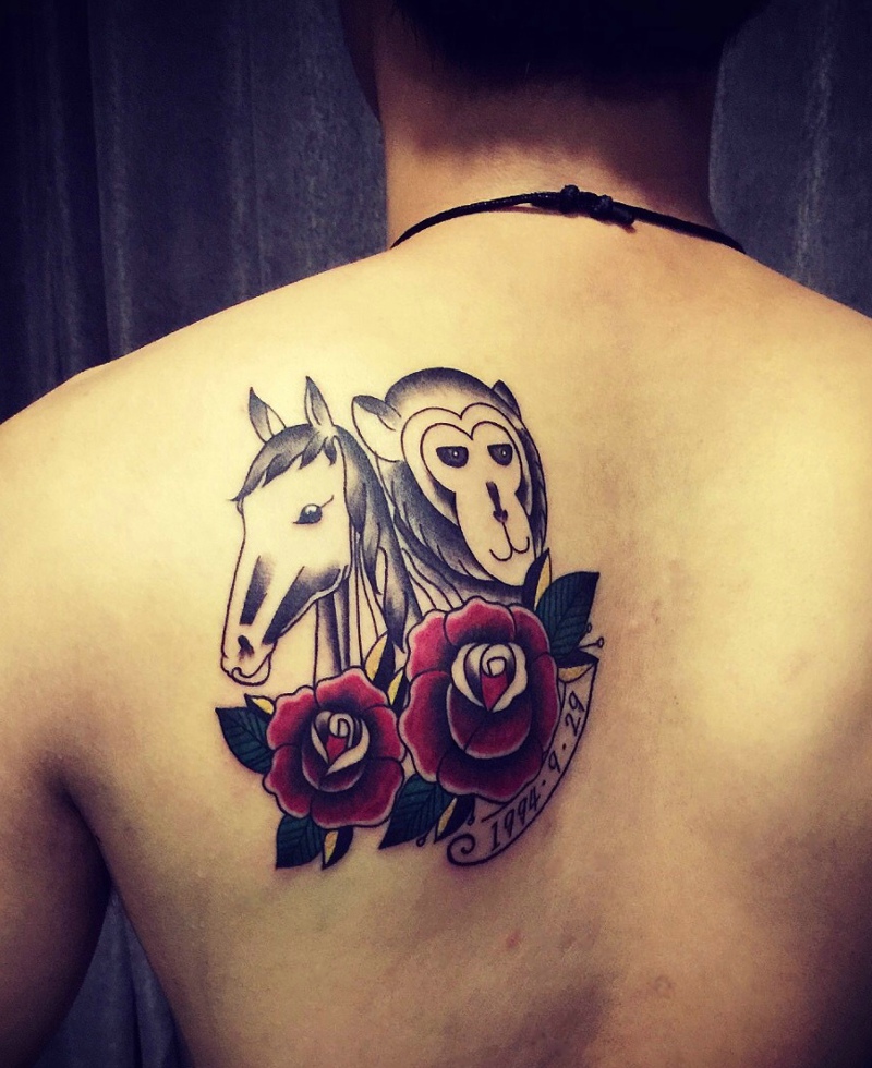 各自配着花朵的猴子和马结合后背纹身