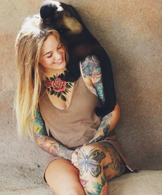 欧美女性和动物亲密接触非常开心的个性纹身