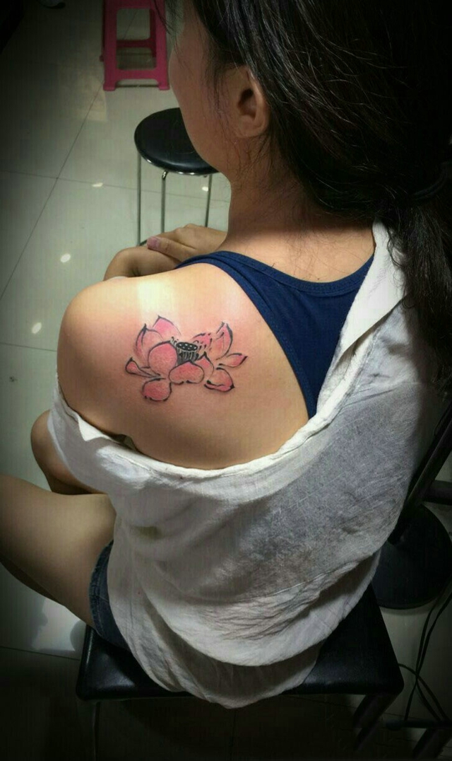 女生肩膀上有朵盛开的荷花刺青