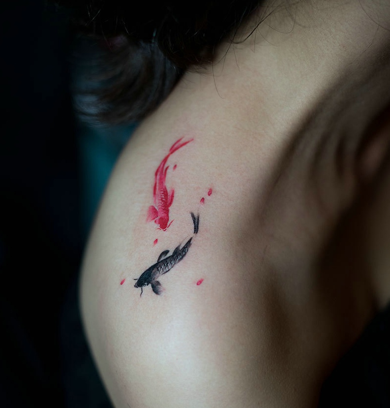 精致的情侣鲤鱼纹身值得拥有