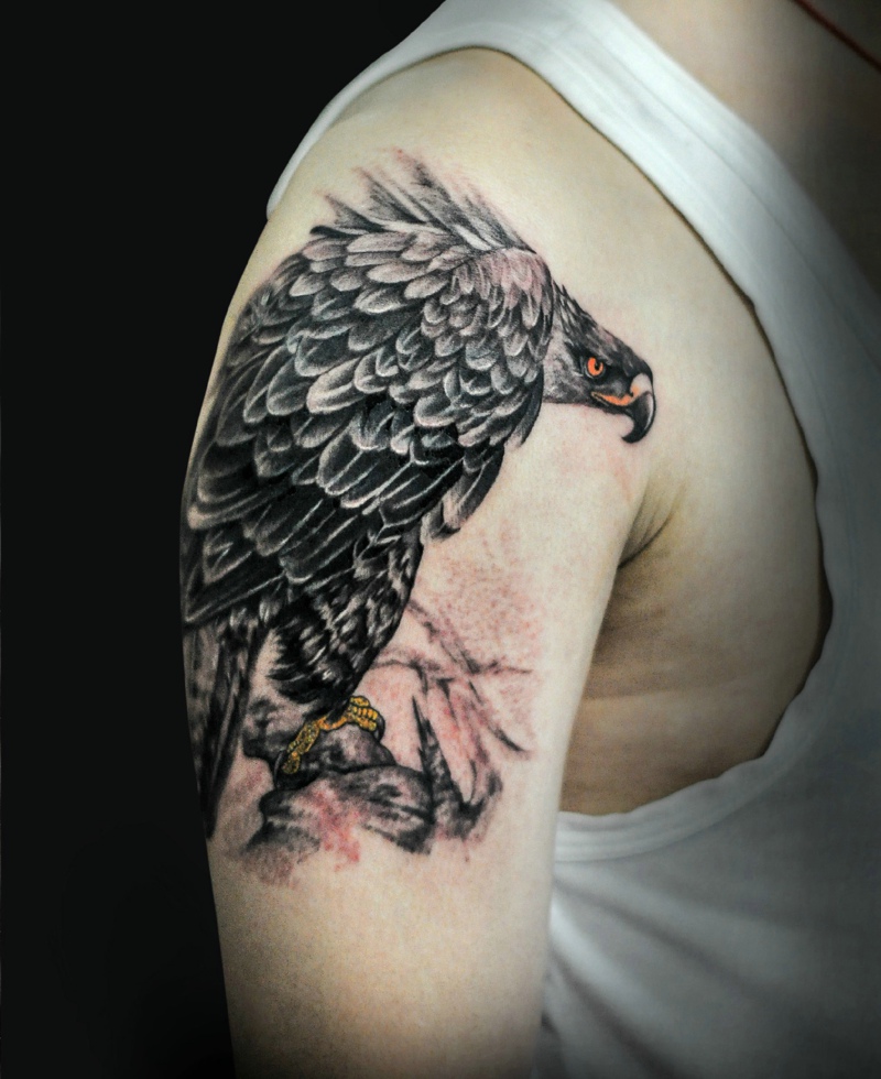 白色背心男士大臂风范十足的猫头鹰纹身