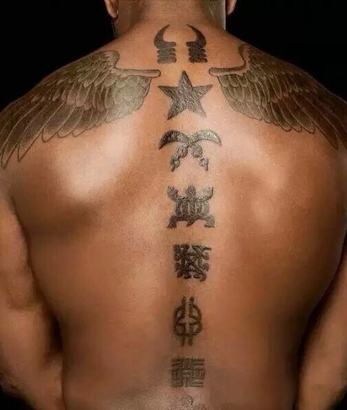 黑人背部有着创意的图腾纹身