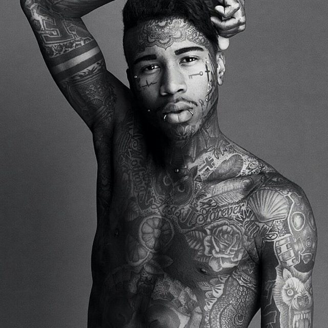 非洲男明星满身刺青狂野十足