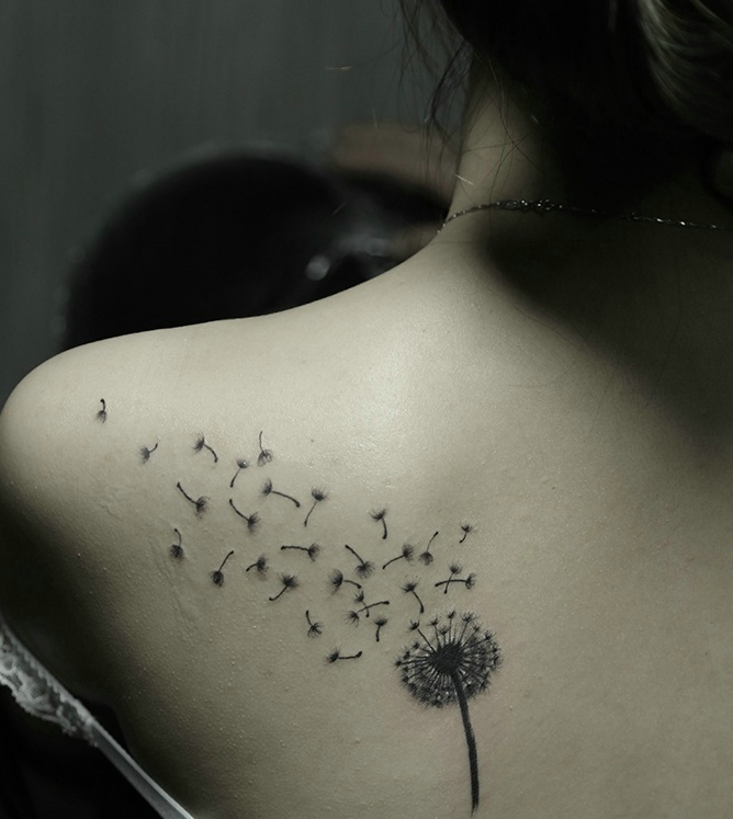 优雅女生后背有着蒲公英纹身