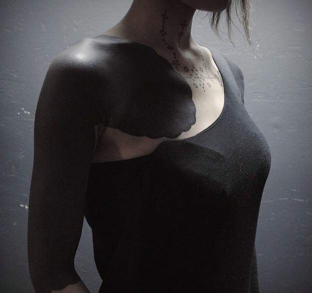 一片漆嘿的个性半甲纹身