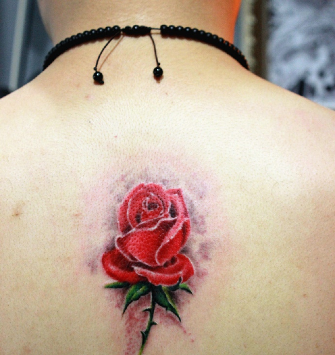 唯美的美丽花朵纹身十分亮眼