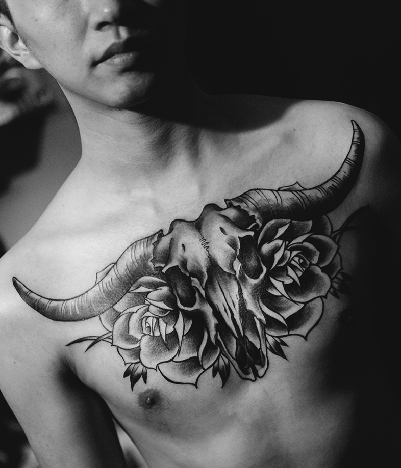 90后帅气男生胸部个性黑白羊头纹身