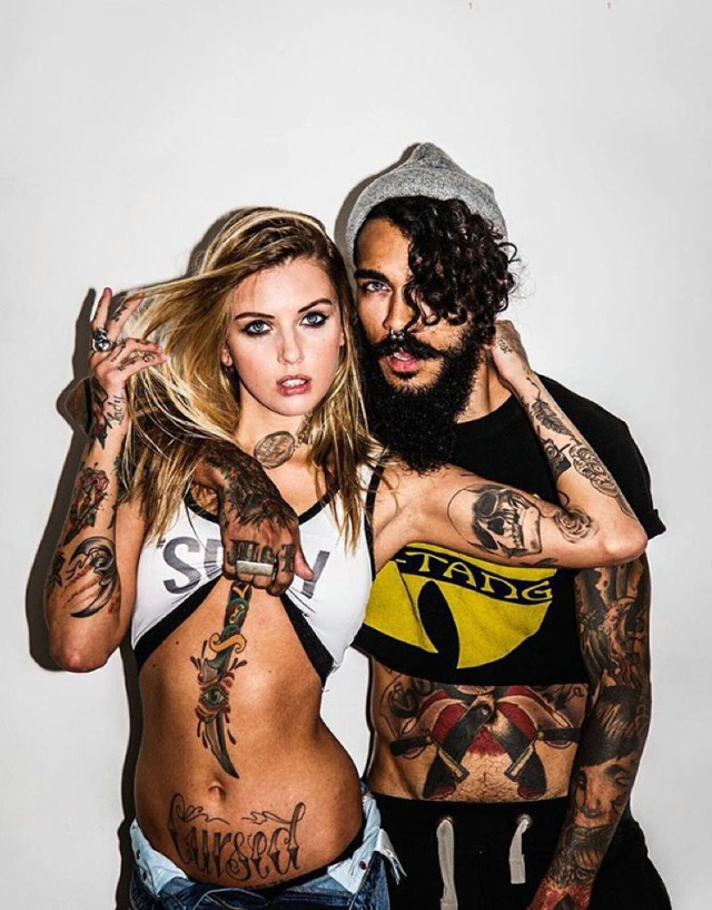 情侣间充满爱意的满身狂野纹身