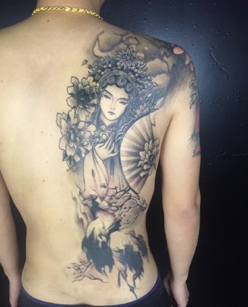 半个背部的经典个性花旦纹身