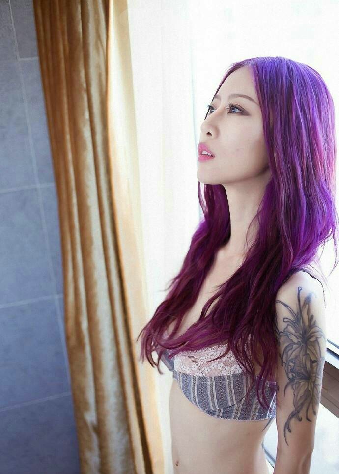 性感紫色长发美女手臂时尚纹身