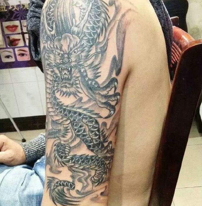 经典炫酷的大臂麒麟刺青