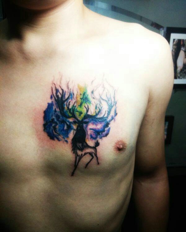 胸前小巧玲珑的彩色小麋鹿纹身