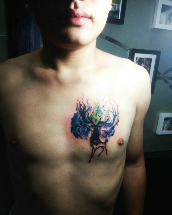 胸前小巧玲珑的彩色小麋鹿纹身