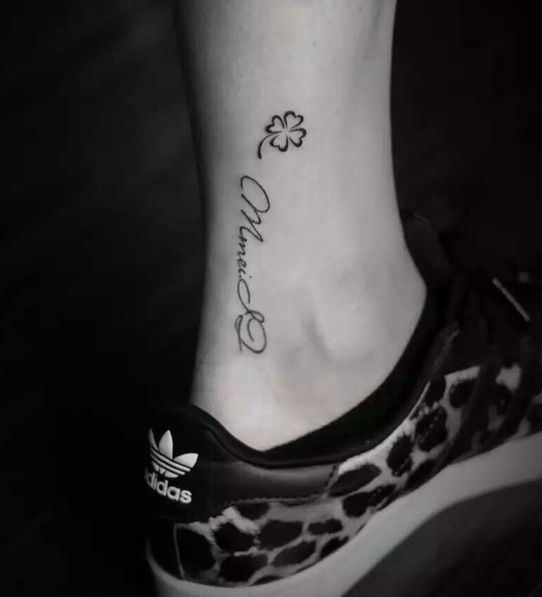 细嫩的裸脚上有着秀气的英文纹身