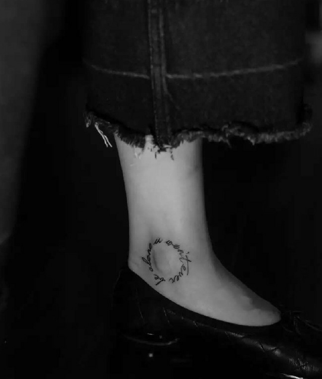 秀气大方得体的脚部图腾纹身