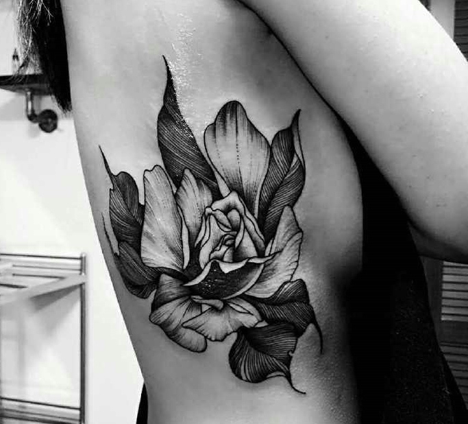 细腰美女侧部的精美黑白花朵纹身