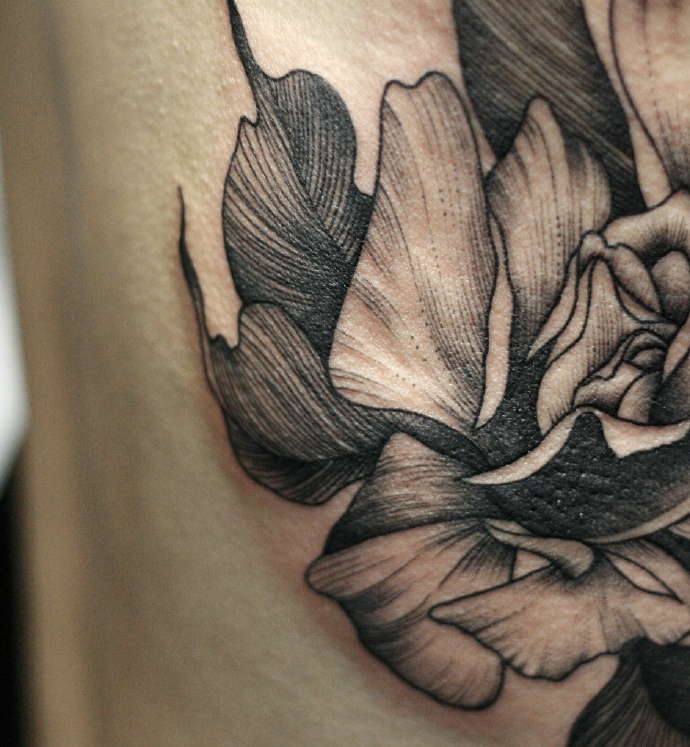 细腰美女侧部的精美黑白花朵纹身