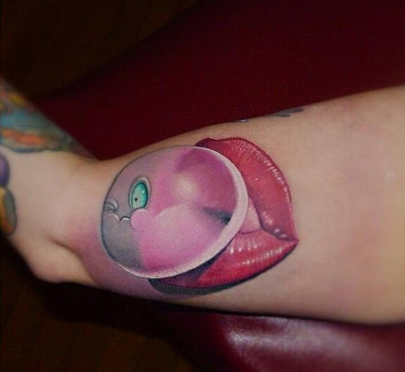 胳膊性感红唇纹身图案