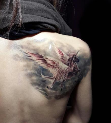 肩背前卫很帅的独角兽纹身图案