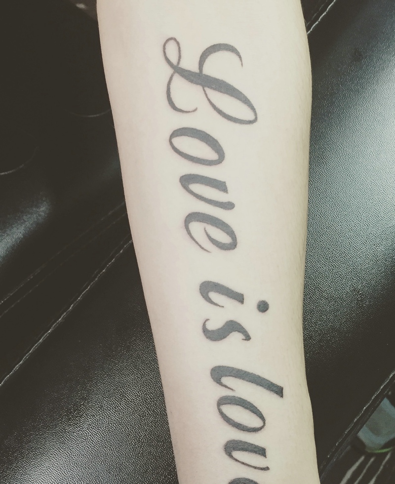 女生皙白的小手有着时尚英文单词纹身