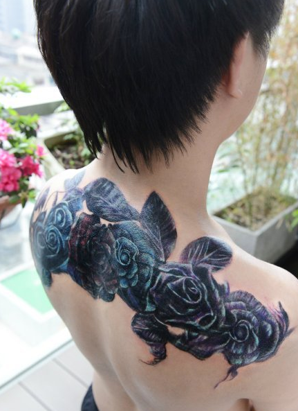 男生妖艳帅气玫瑰花纹身图案