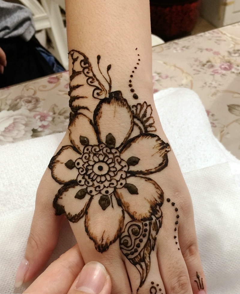 漂亮的手背有着漂亮的海娜纹身