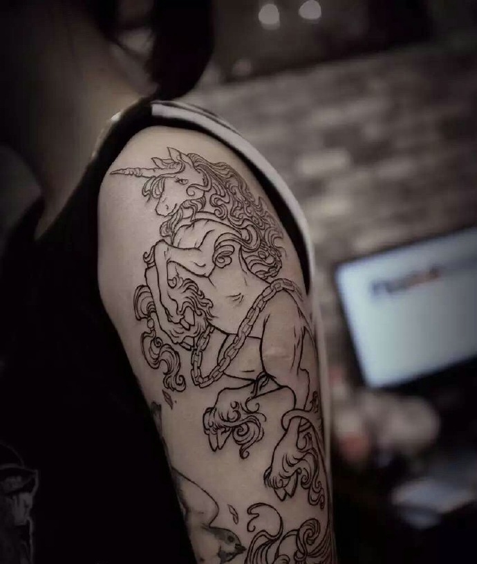 手臂一款黑白独角兽神马纹身